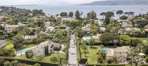 6 bedrooms Villa in Antibes, France No. 1926 9