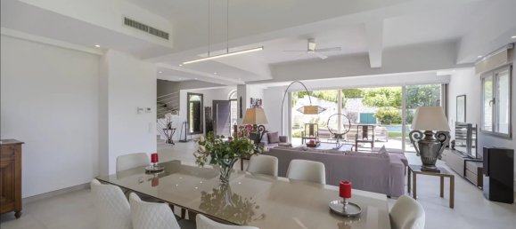 6 bedrooms Villa in Antibes, France No. 1926 3