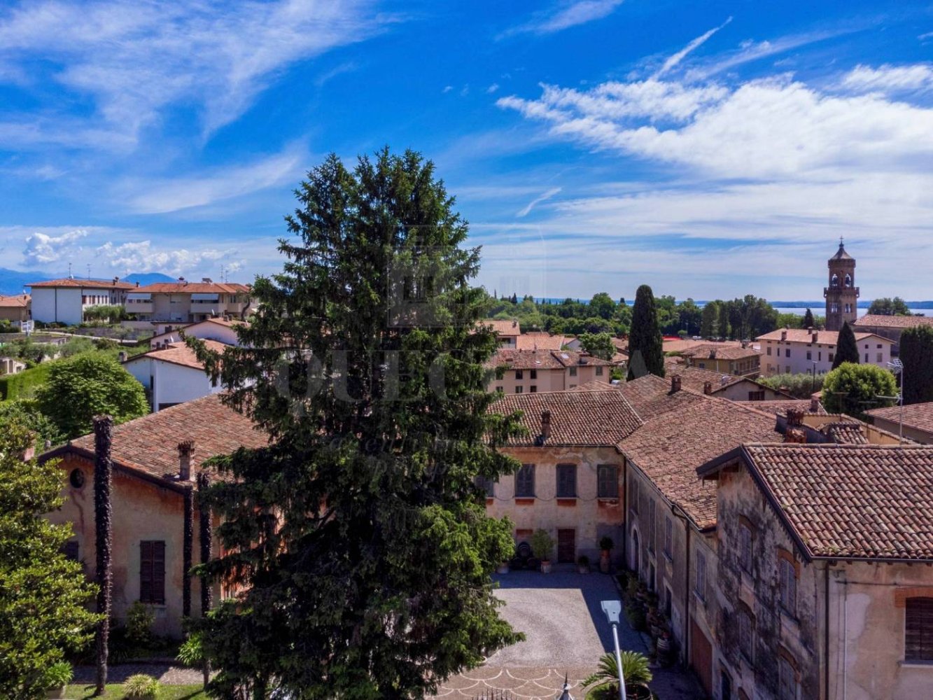 Casa de 20 dormitorios en Padenghe sul Garda, Italy No. 259935