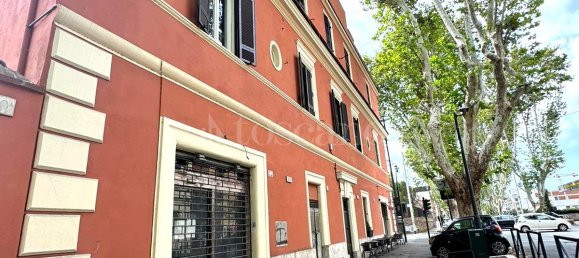 2 rooms Commercial property in Rome, Italy No. 48290 3