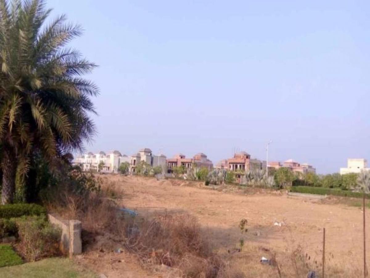 Land in Chandigarh, India No. 42010