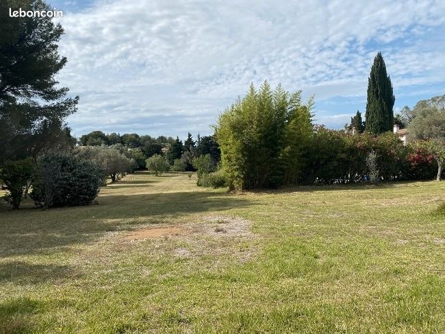 600m² Land in Sanary-sur-Mer, France No. 342386