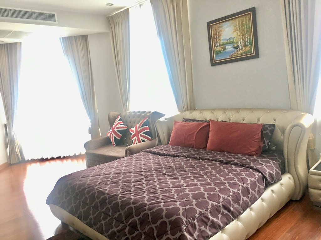 5 bedrooms Condo in Bangkok, Thailand No. 6738