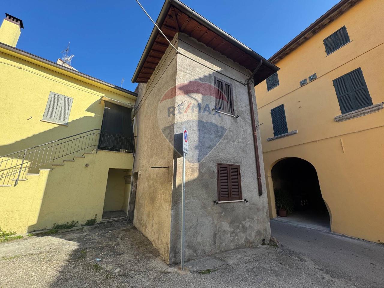 Дом с 4 комнатами в Фолиньо, Италия № 5989