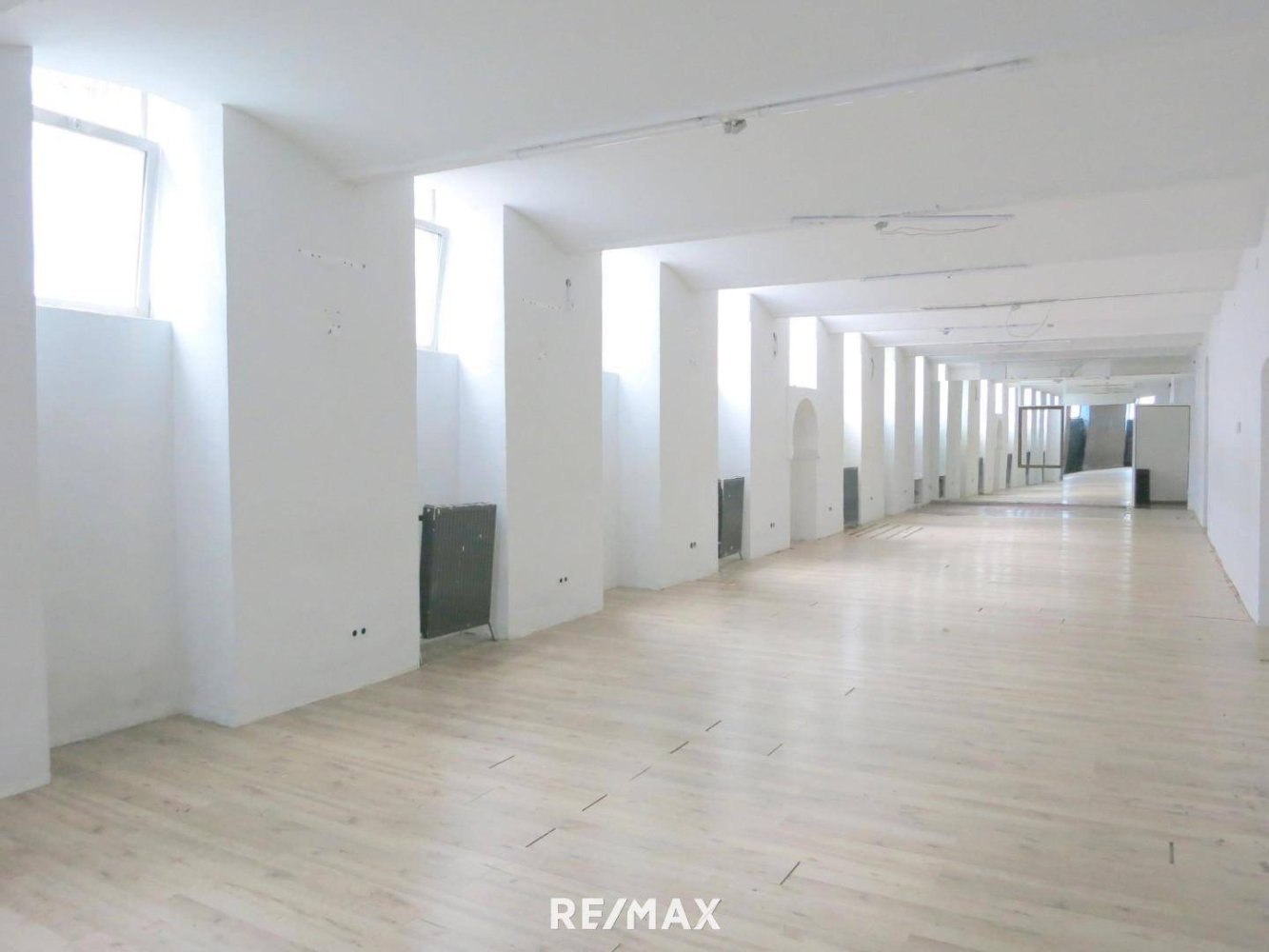  عقار تجاري في Meidling, Austria 210متر مربع رقم 196627