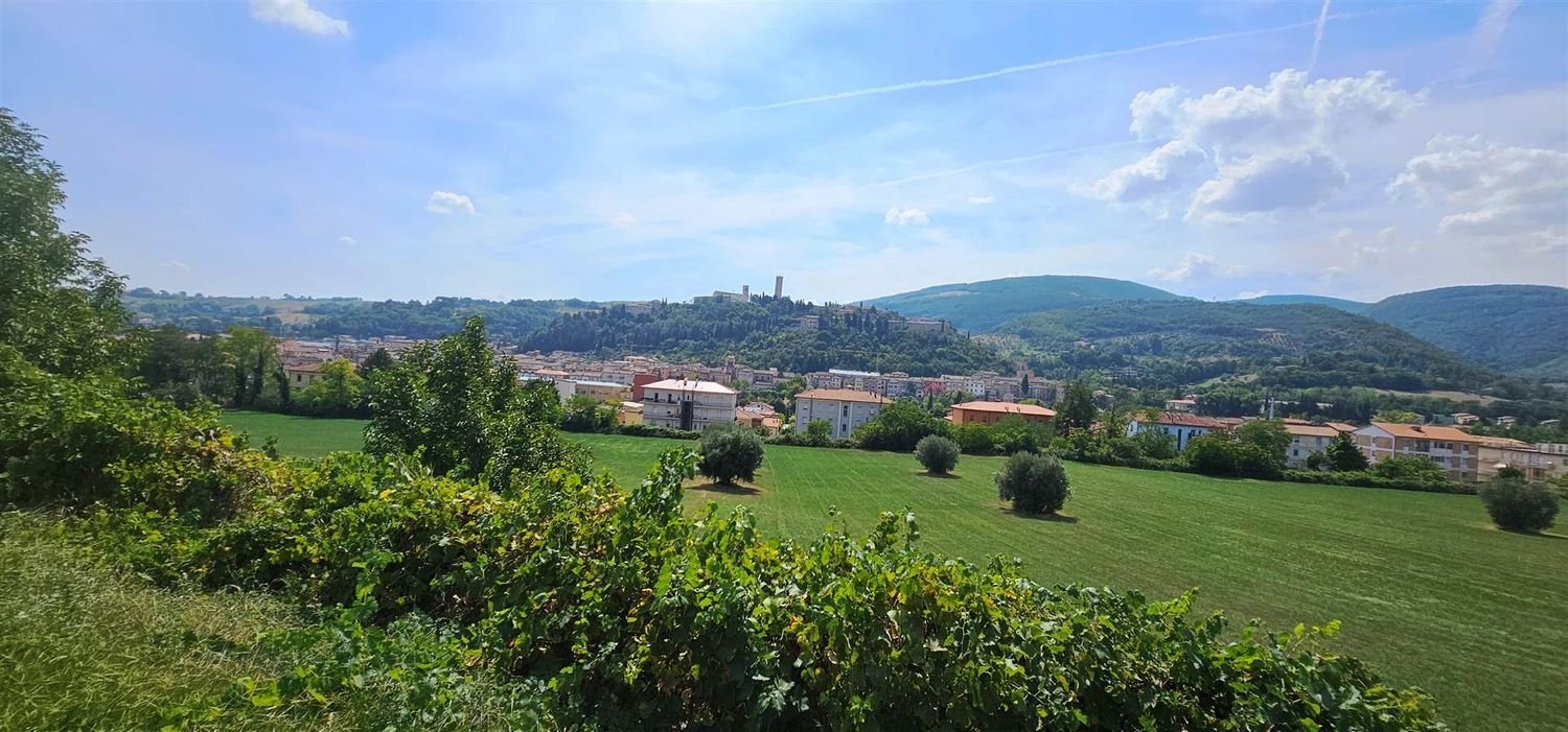 957m² Land in San Severino Marche, Italy No. 274934