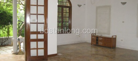 Villa de 4 dormitorios en Tay Ho, Vietnam No. 5719 3