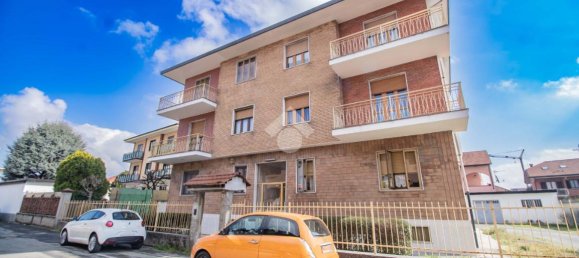 3 rooms Apartment in Turin, Italy No. 15074 2