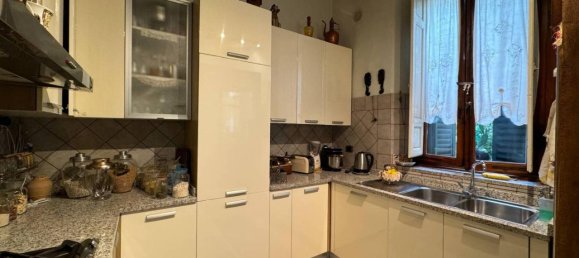5 rooms House in Prato, Italy No. 137782 3