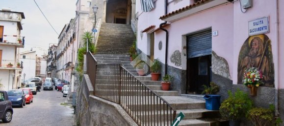 5 bedrooms Apartment in Paola, Italy No. 321928 2