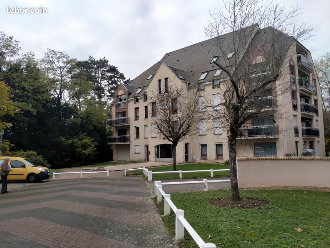 Studio in Compiegne, France No. 155871