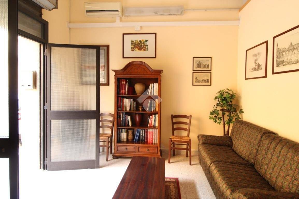 Oficina en Brindisi, Italy 61 m² No. 80072