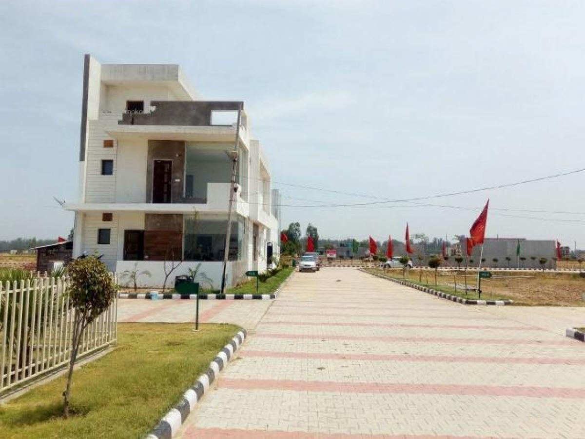 3 bedrooms House in Chandigarh, India No. 11230