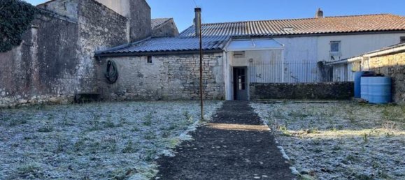 Casa de 3 dormitorios en Charente-Maritime, France No. 290059 2