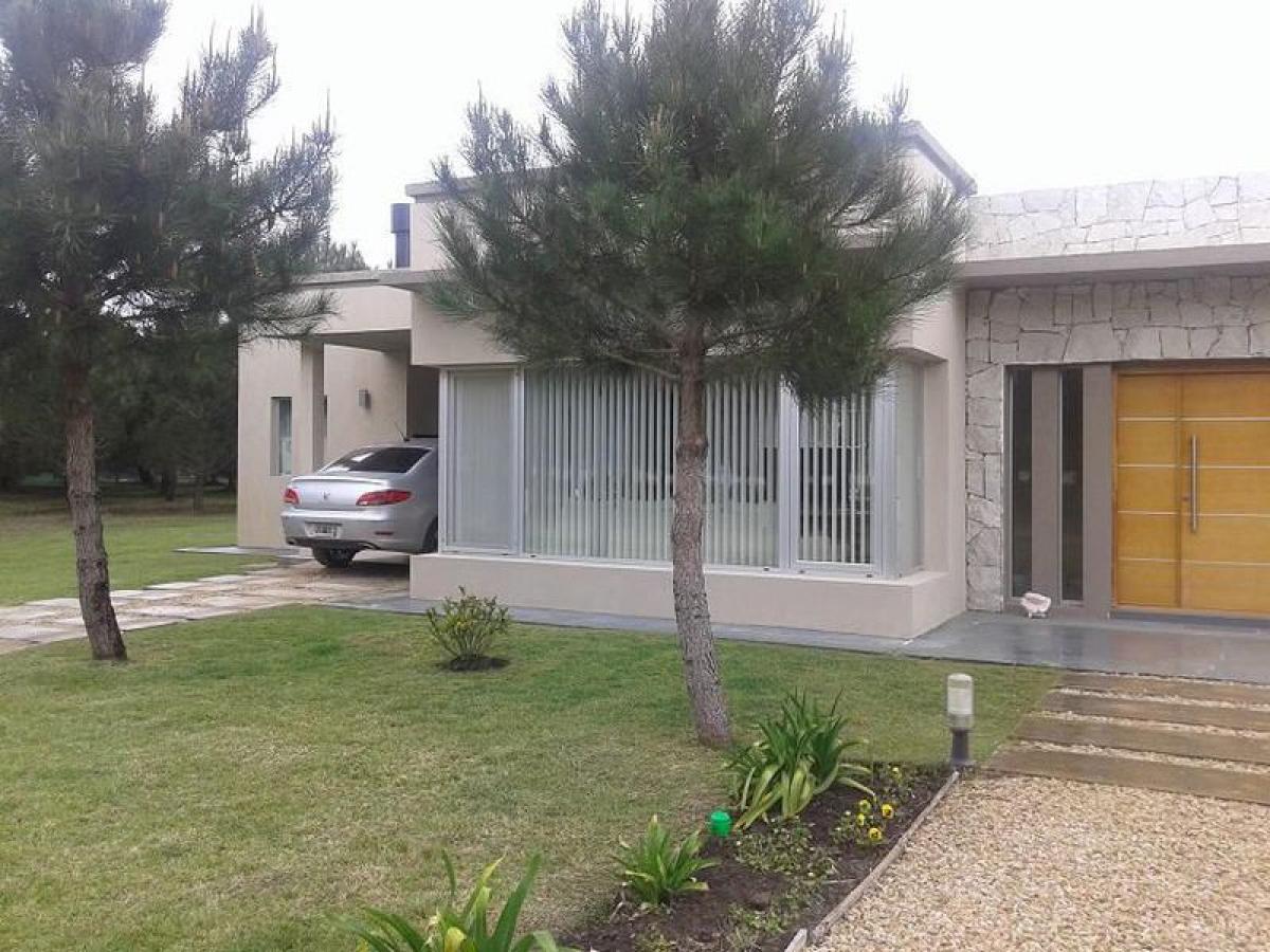 3 bedrooms House in Mar del Plata, Argentina No. 92093