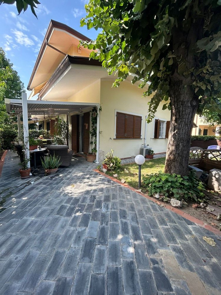 5 rooms Villa in Pietrasanta, Italy No. 298269