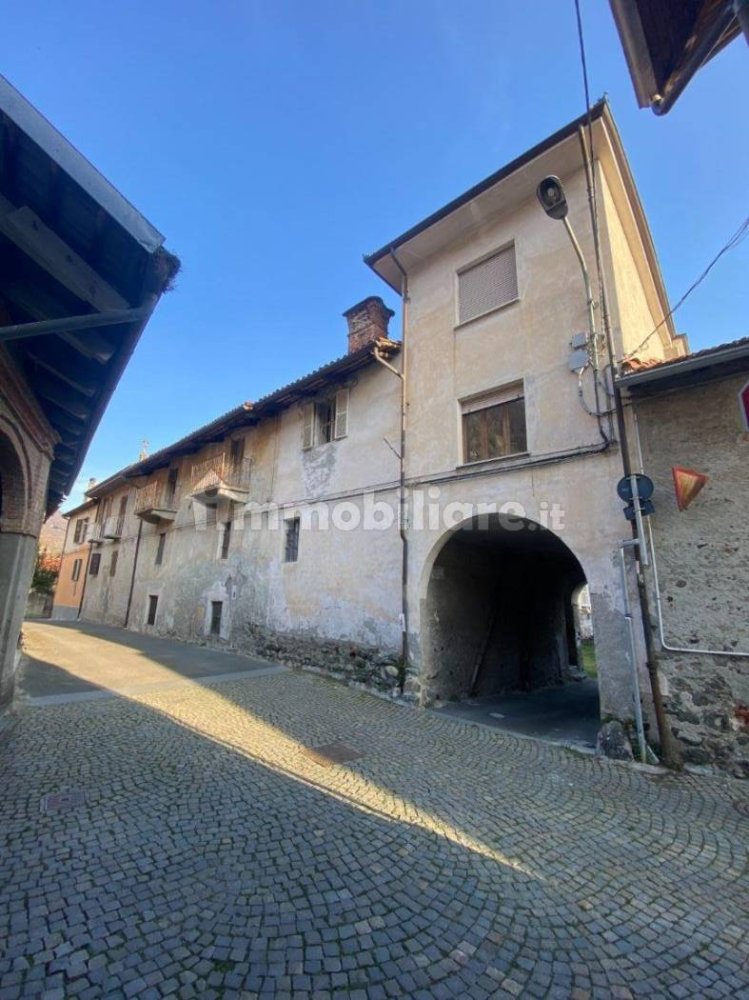 Casa de 6 dormitorios en Caprie, Italy No. 161104