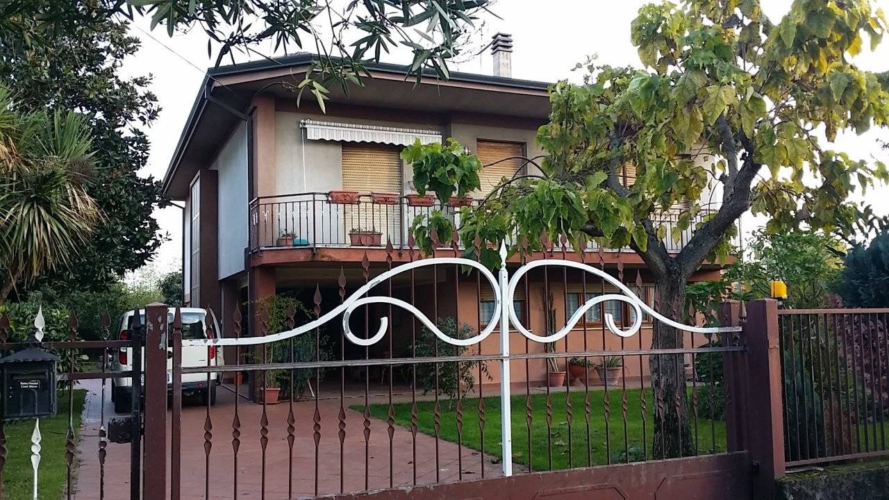 5 rooms Villa in Sarzana, Italy No. 102371