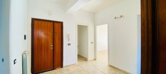 4 rooms Apartment in Rome, Italy No. 113220 2