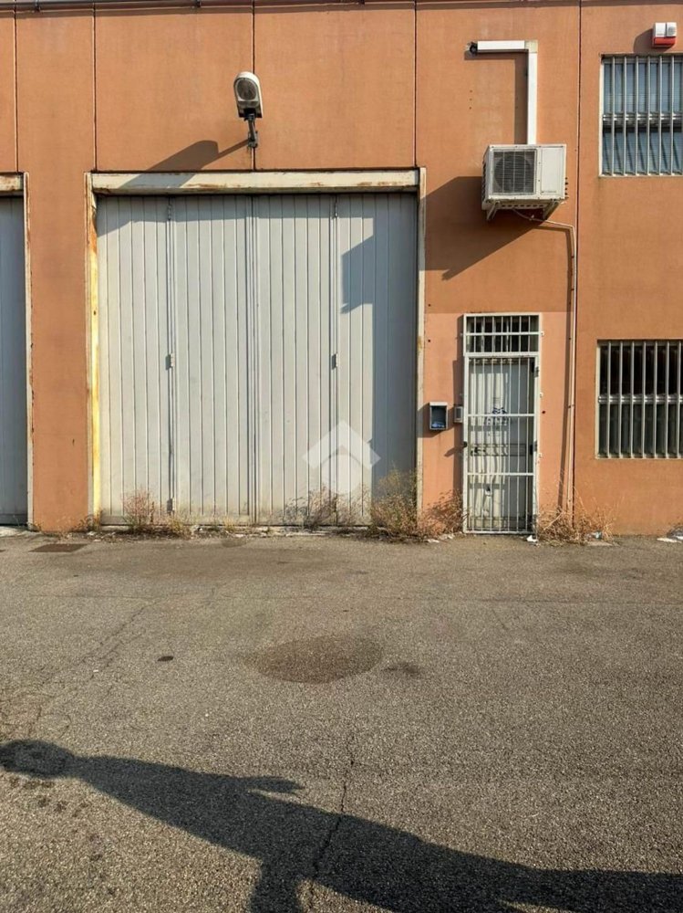 220m² Warehouse in Vignate, Italy No. 316036