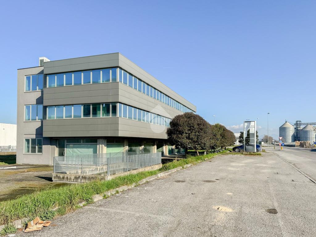 13 rooms Office in Castenedolo, Italy No. 143371