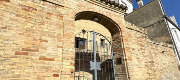 12-Zimmer Villa in Montegranaro, Italy, Nr. 5961 3