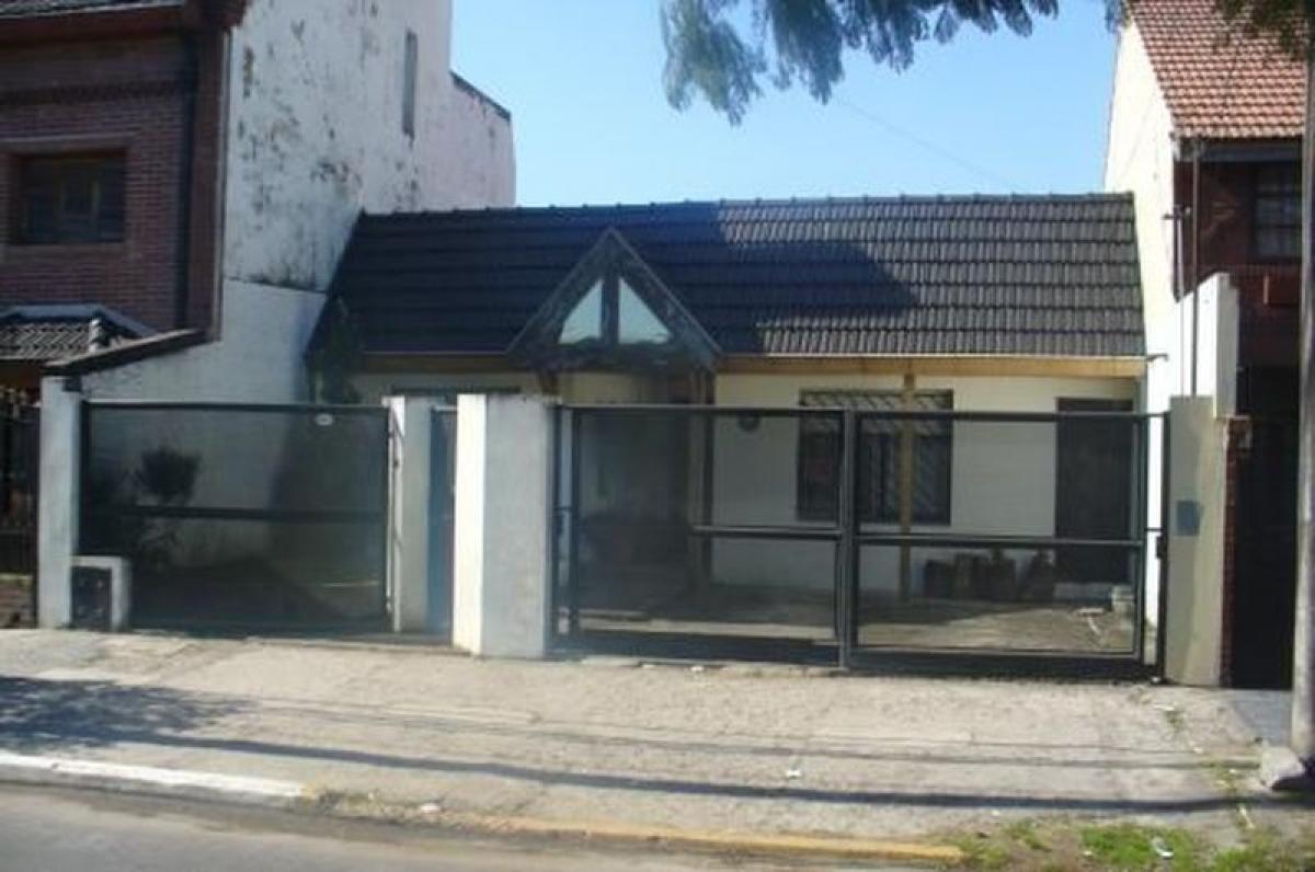 Casa de 3 dormitorios en Tres de Febrero, Argentina No. 761