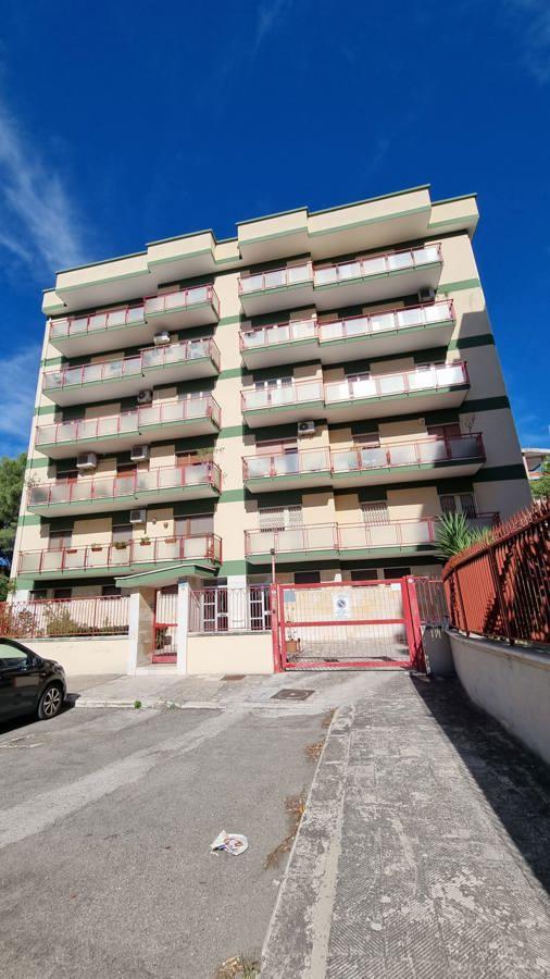 5 rooms Apartment in Taranto, Italy No. 172351