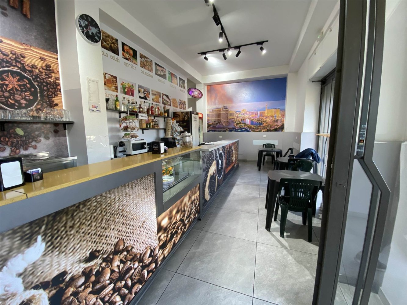 2 rooms Commercial property in Catania, Italy No. 43245