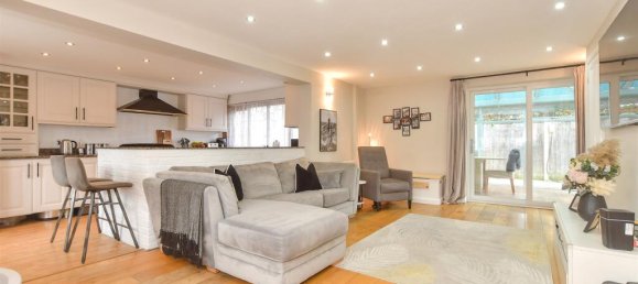 4 bedrooms Bungalow in Essex, United Kingdom No. 3968 10