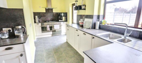 4 bedrooms Commercial property in Dagenham, United Kingdom No. 4815 8