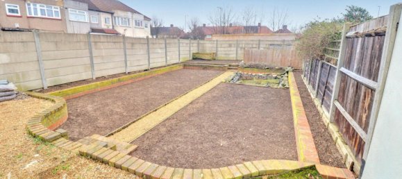 4 bedrooms Commercial property in Dagenham, United Kingdom No. 4815 2