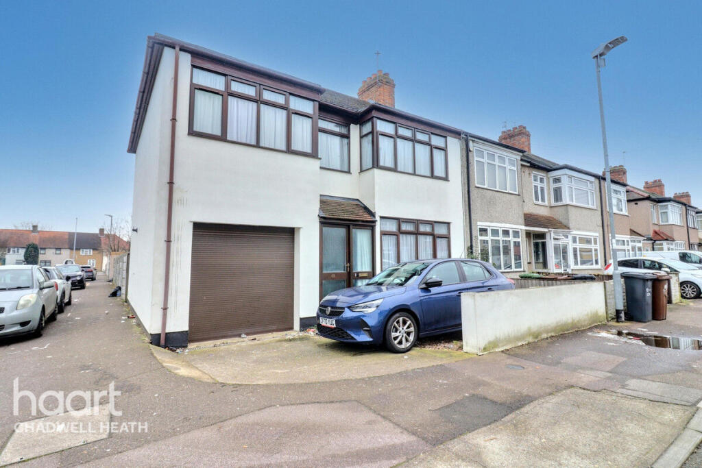 4 bedrooms Commercial property in Dagenham, United Kingdom No. 4815