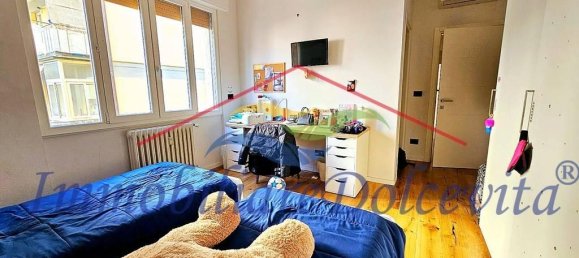 Apartamento de 3 habitaciónes en Florence, Italy No. 37775 11