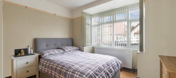 3 bedrooms House in Feltham, United Kingdom No. 9783 8