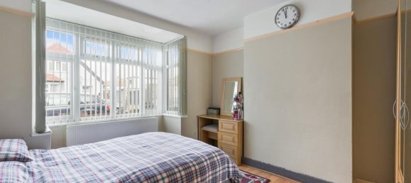 3 bedrooms House in Feltham, United Kingdom No. 9783 7