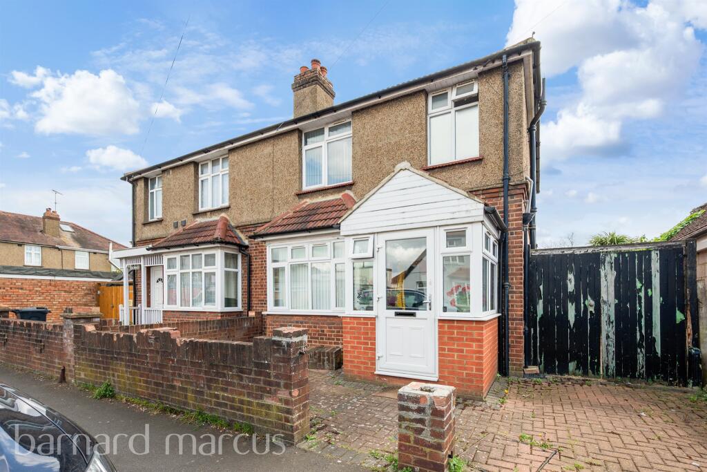 3 bedrooms House in Feltham, United Kingdom No. 9783