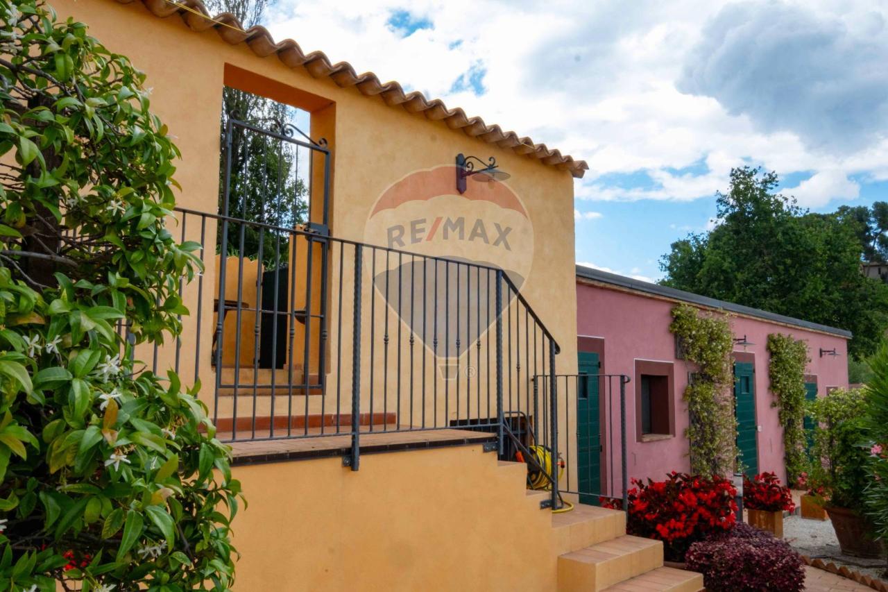 Дом с 12 комнатами в Монте Роберто, Италия № 8045