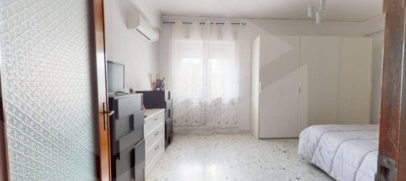 4غرفة شقة في Pomigliano d'Arco, Italy رقم 20672 28