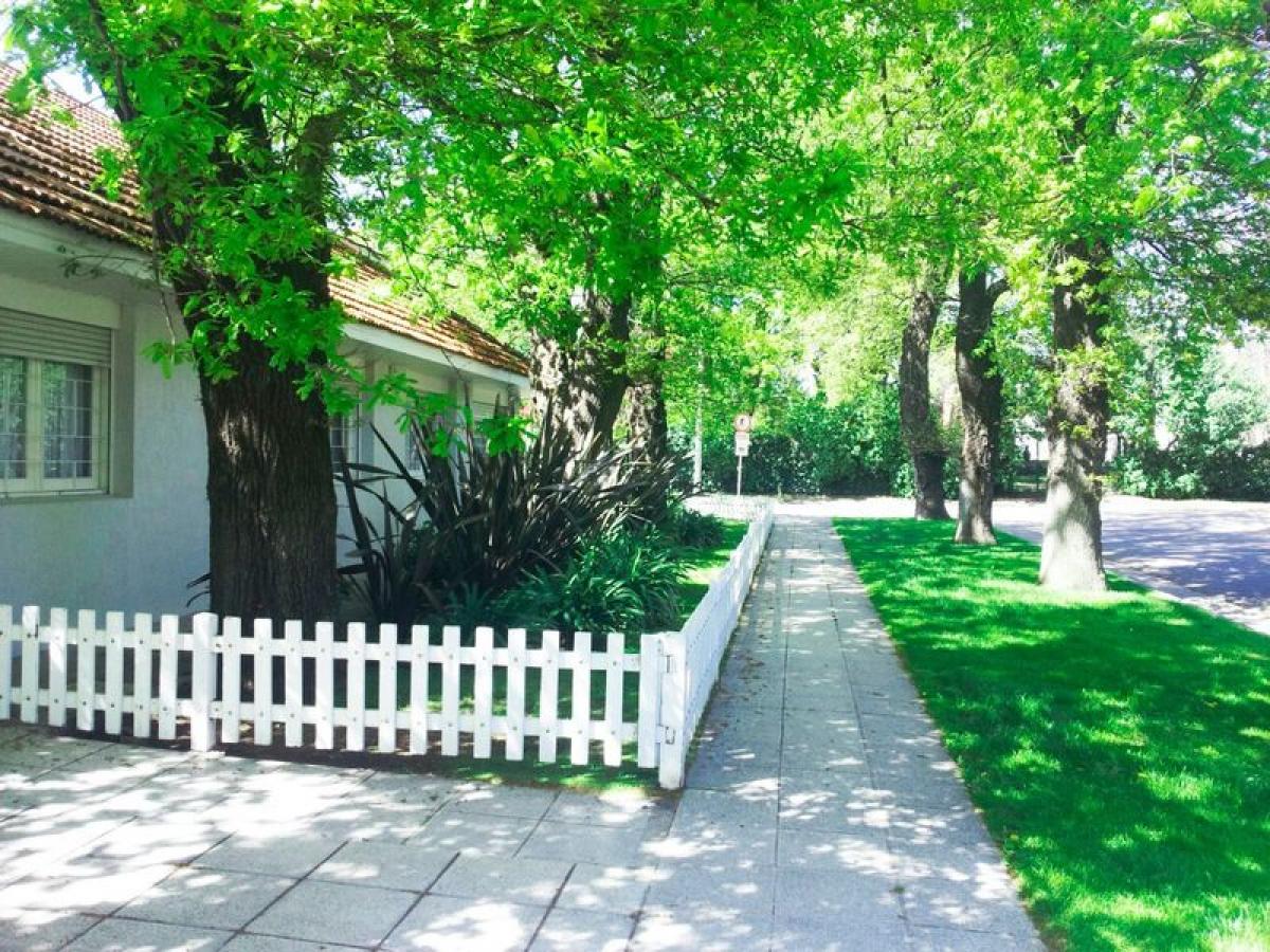 4 bedrooms House in Mar del Plata, Argentina No. 102051