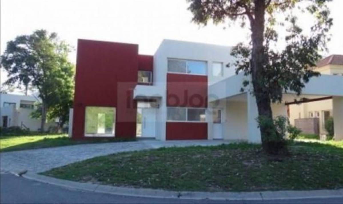 Casa de 3 dormitorios en Berazategui, Argentina No. 11285