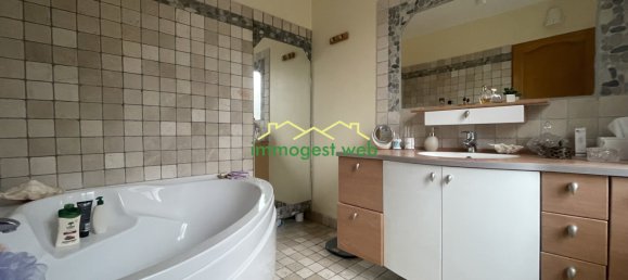 1 bedroom Building in Chambly, France No. 215523 4