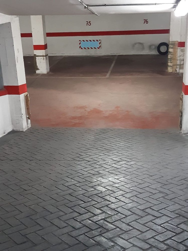  Garage in Salamanca, Spain No. 77980