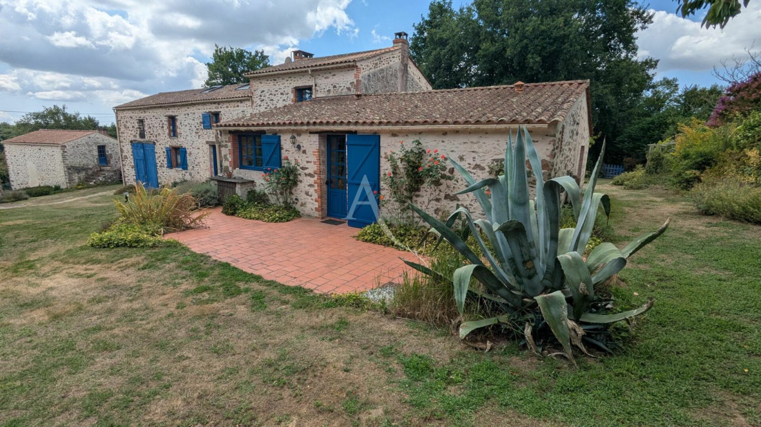 5 bedrooms House in Nesmy, France No. 281274