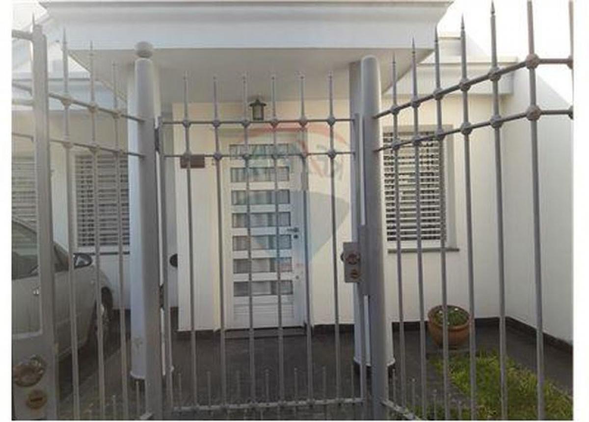 Casa de 3 dormitorios en Buenos Aires, Argentina No. 67179