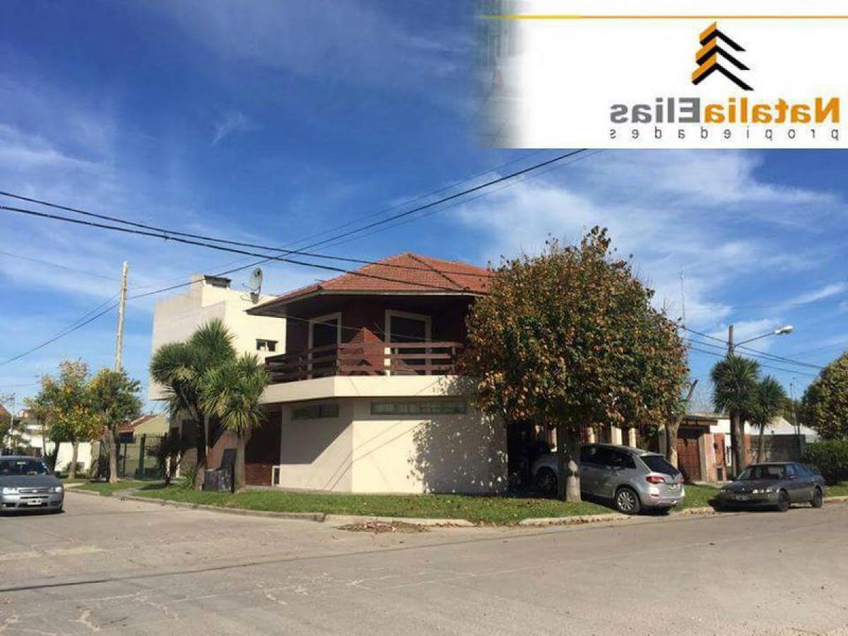 3 bedrooms House in Mar del Plata, Argentina No. 88257