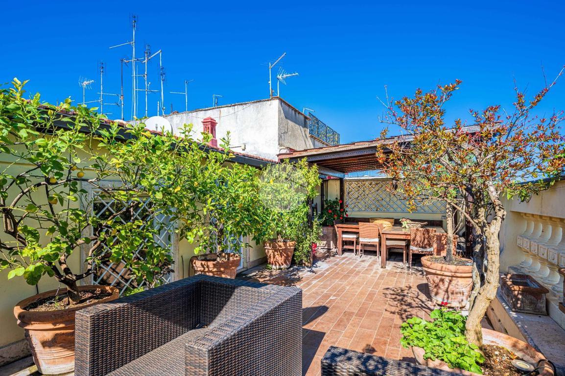 Пентхаус с 4 комнатами в Рим, Италия № 36708