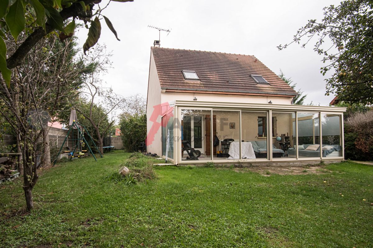 3 Schlafzimmer Haus in Sainte-Genevieve-des-Bois, France, Nr. 176850