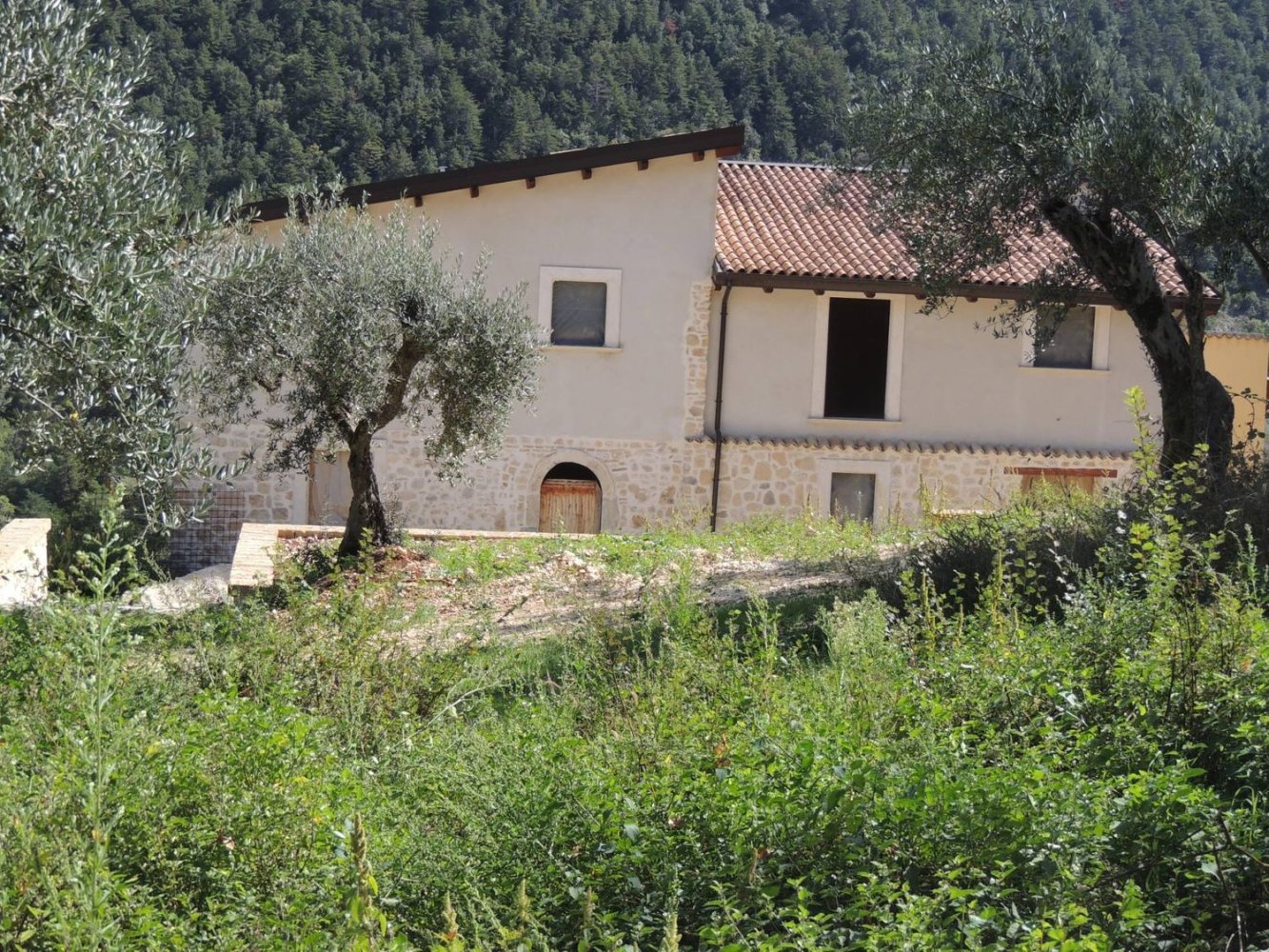 10 rooms House in Introdacqua, Italy No. 80488