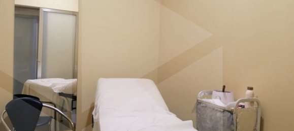 3 rooms Commercial property in Bari, Italy No. 17303 17